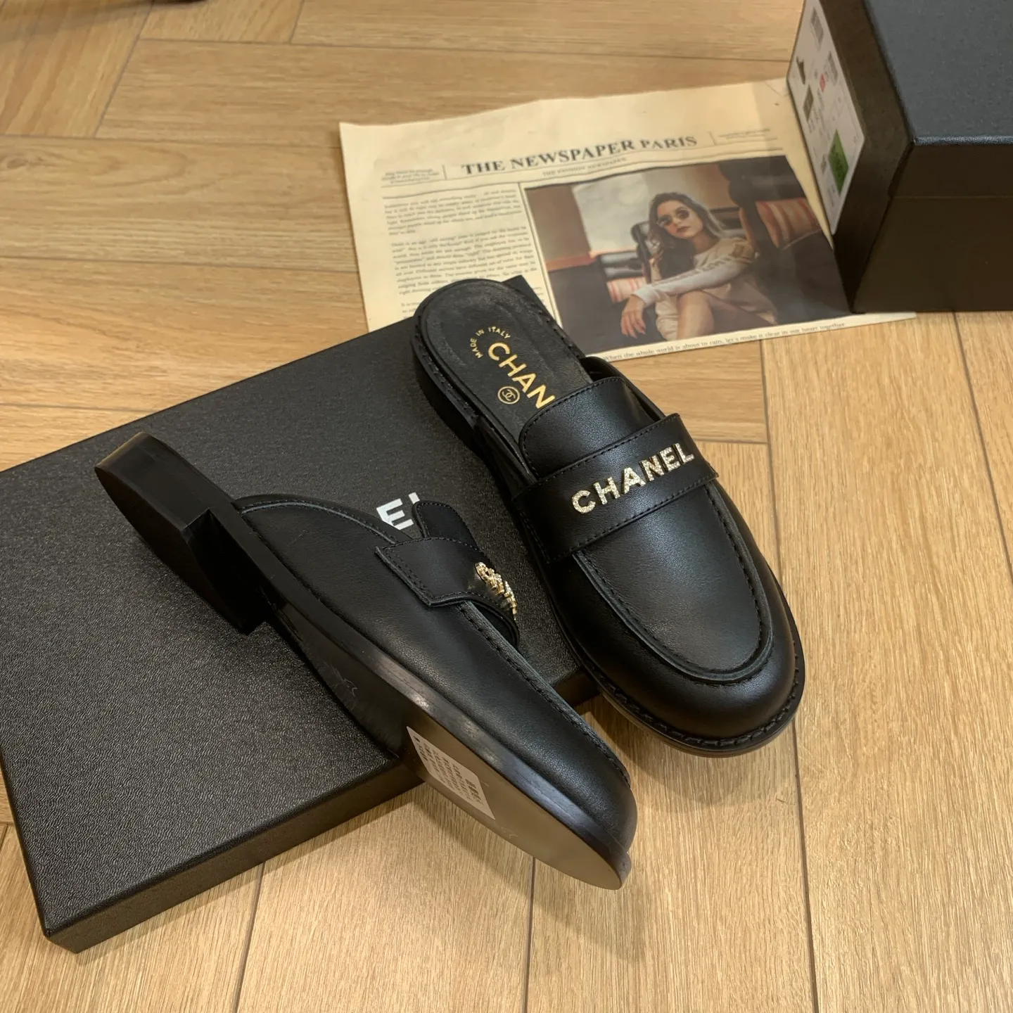 👟👟Ex-factory price 600👟👟 🍀2025 spring and summer new Chanel Chanel small diamond buckle monogram Loaf lazy half-slippers, which can be worn all year round. No matter when you wear them, they are very high-end and durable. You can attract attention when shopping on the street! Easily travel between commuting and leisure occasions, becoming a carefree fashionable and elegant woman ~ Upper: cowhide/butter Lining: lambskin Sole: Italian genuine leather outsole Size: 35-39 (40/41 customized, non-refundable and non-exchangeable